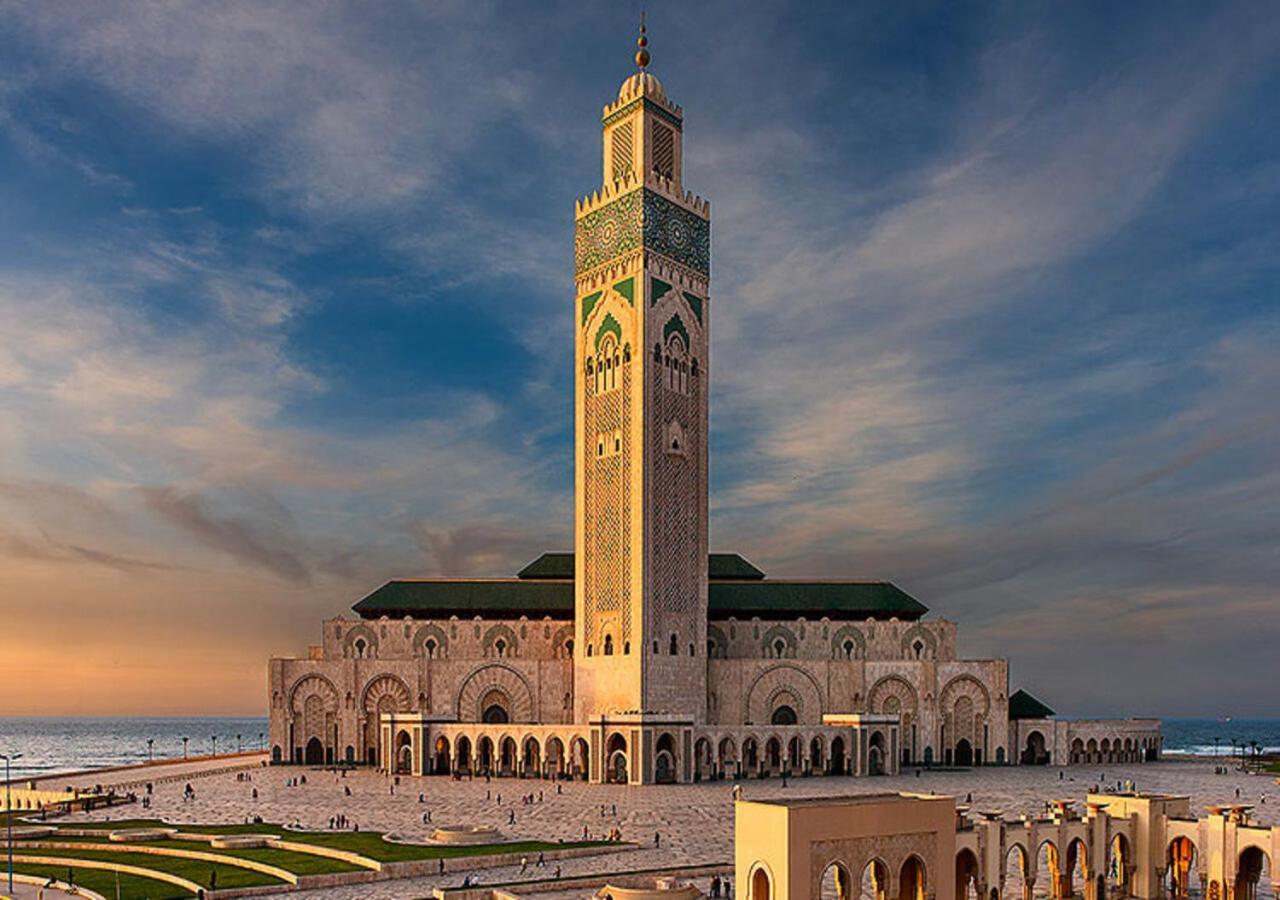 Apartment Modern Opposite The Hassan2 Mosque, Very Well Equipped And Stylish, 85 M2 With Gym And Direct Sea View With Underground Garage , Prohibits Unmarried Couples Of Arab Origin *